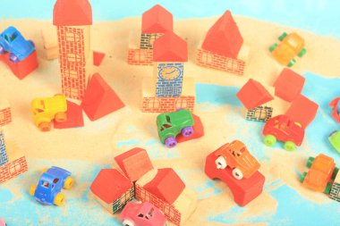 Binanın arka planındaki oyuncak araba.