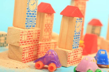 Kumsaldaki oyuncak araba.