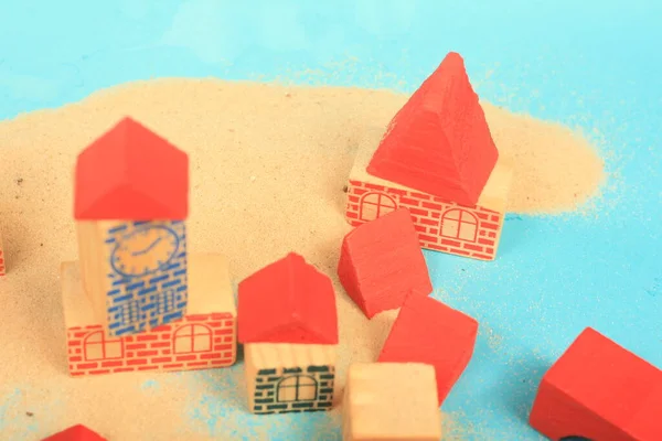 ahşap arka planda ev modeli yapı taşları