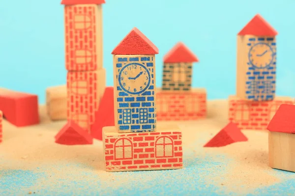 Renk arkaplanında oyuncak blokları olan ev