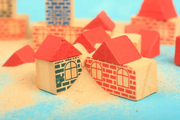 Tahta arka planda minyatür ev modeli