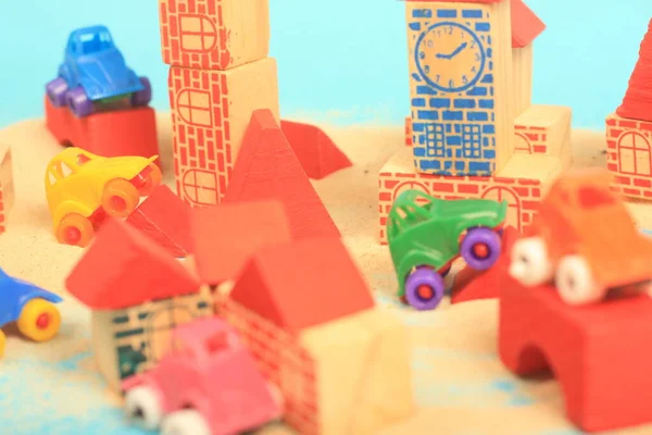 Binanın arka planındaki oyuncak araba.