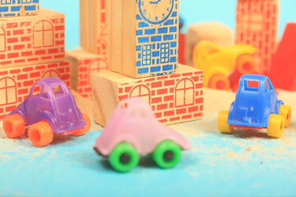 Tahta arka planda oyuncak araba.