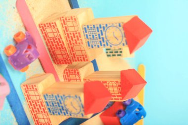 Ahşap oyuncak mavi arka plan 