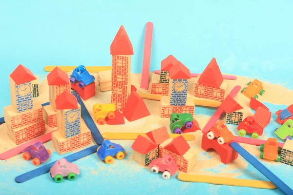 Ahşap oyuncak mavi arka plan 