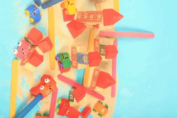 Ahşap oyuncak mavi arka plan 
