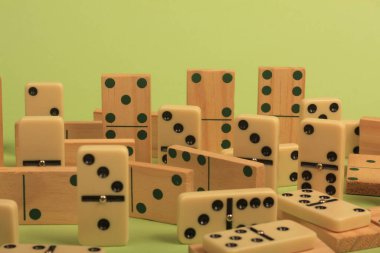 Domino küpleri beyaz arkaplanda bir sırada