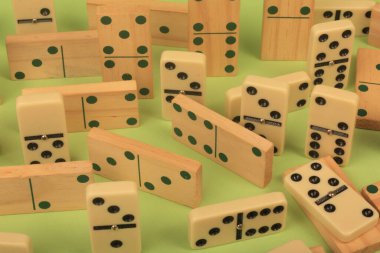 Beyaz arkaplanda domino küpleri