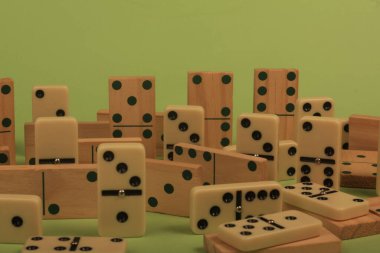 Domino küpleri ve zarlar