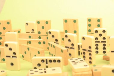 Arkaplandaki domino oyunu