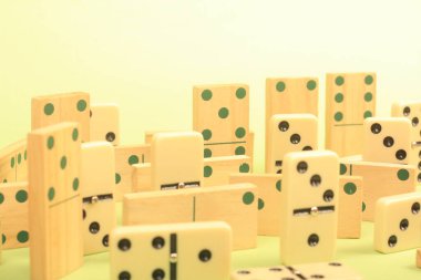 Beyaz arkaplanda domino blokları