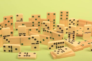 Zar dominosu, masanın üstünde.