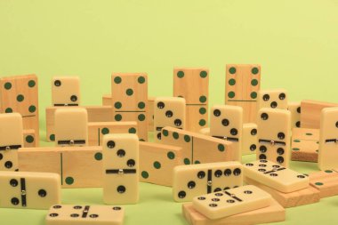 Beyaz arkaplanda domino küpleri