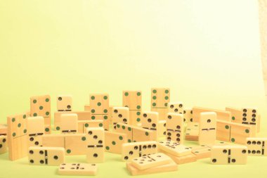 Domino küpleri ve zarlar. beyaz arkaplan.