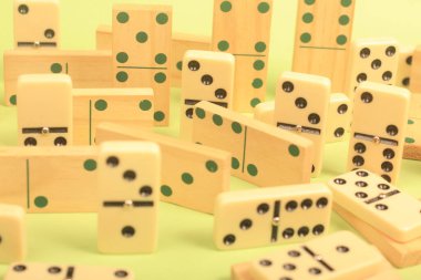 Küplerin ve beyaz dominoların arkaplanı