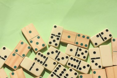 Beyaz arkaplanda domino blokları