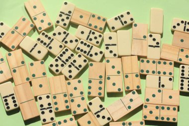 Masadaki dominolar
