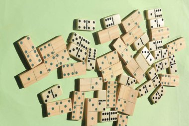 Beyaz arkaplanda domino blokları