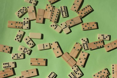 Yeşil arkaplan ile domino deseni