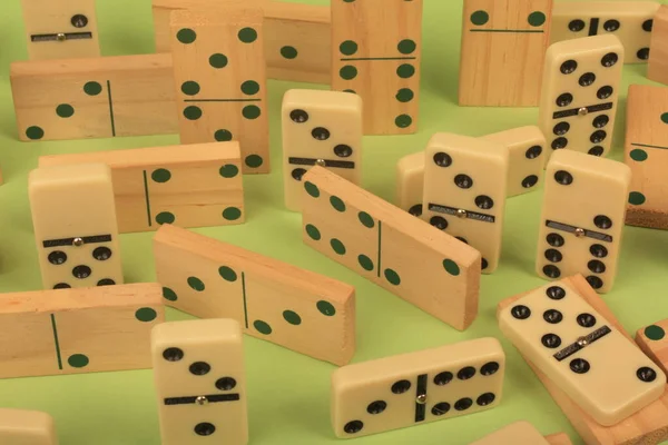 Beyaz arkaplanda domino küpleri