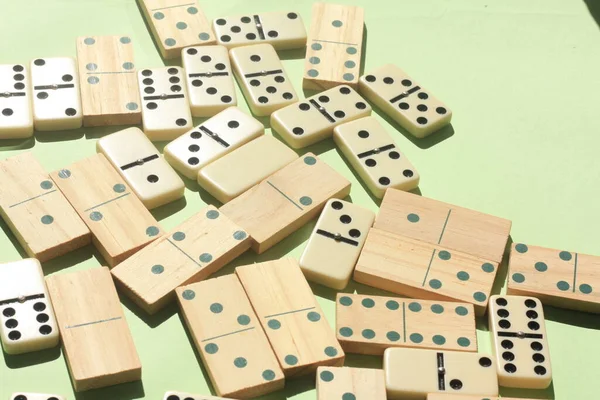 Domino arkaplanı ve masa üzerindeki zar şeklinde domino taşları.