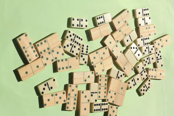 Beyaz arkaplanda domino blokları