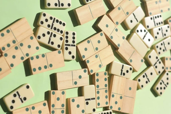 Tahta yüzeyde domino taşları