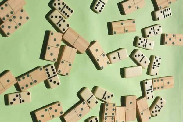 Domino arka planı ve tahta figürler