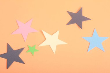 Pembe arkaplanda yıldız şekilli yıldızlar.