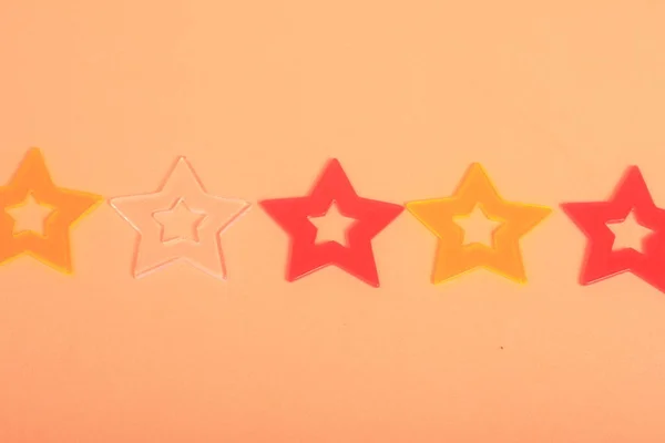 星の評価 星の評価 黄色の背景 フラットレイ — ストック写真