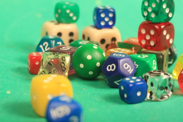 Casino Chips Und Würfel Auf Grünem Hintergrund — Stockfoto