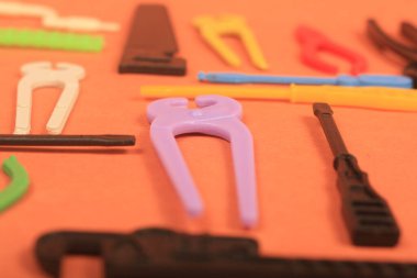 Onarım ve yapım için araç gereç seti. Oyuncak, renkli, çocuklar, oyun,