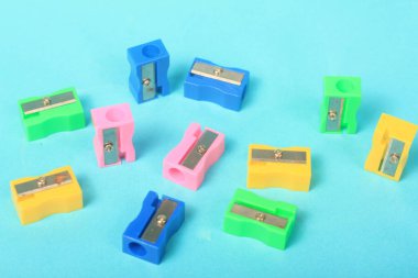 mavi arkaplanda renkli plastik kutular