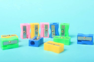 Mavi arkaplanda renkli plastik mandallar