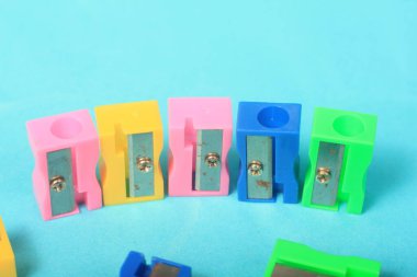 Mavi arkaplanda renkli mandallar