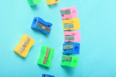 Beyaz arkaplanda renkli plastik mandallar