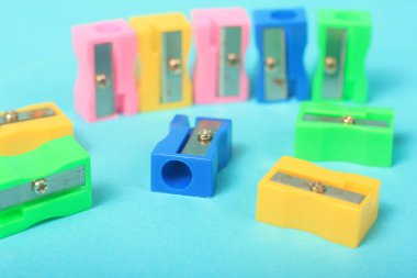 Mavi bir arka plan üzerinde renkli clothespins dönüştürün