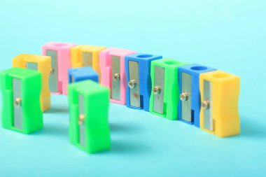 Beyaz arkaplanda renkli plastik oyuncak blokları