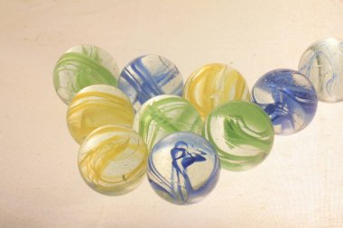 Farklı renklerde renkli plastik şişeler.