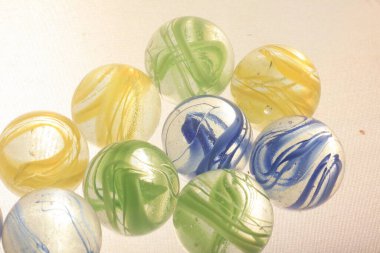 Farklı renklerde renkli misketler