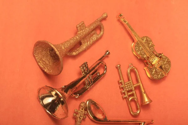 Instrumentos Musicales Dorados Fondo Amarillo —  Fotos de Stock