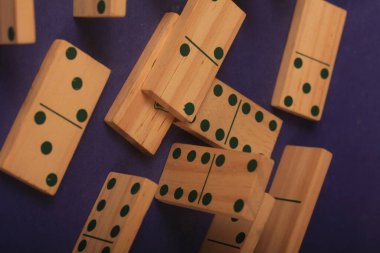 Mavi arka plan üzerinde Domino