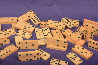 Mavi arka plan üzerinde Domino