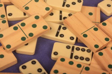 Mavi arka plan üzerinde Domino