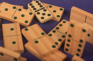 Mavi arka plan üzerinde Domino