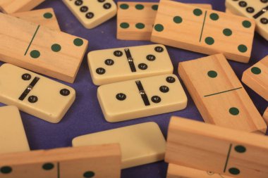 Mavi arka plan üzerinde Domino