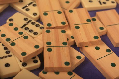 Mavi arka plan üzerinde Domino