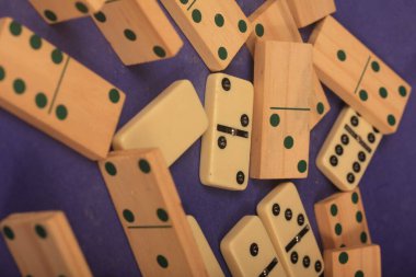 Mavi arka plan üzerinde Domino