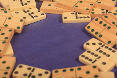 Mavi arka plan üzerinde Domino