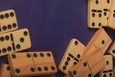 Mavi arka plan üzerinde Domino